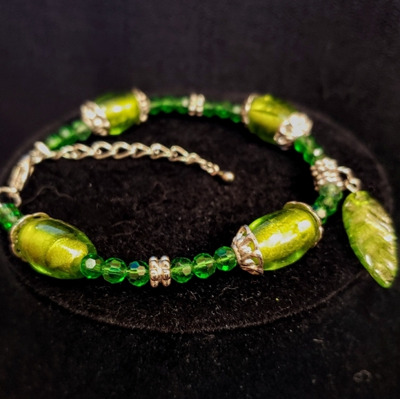 Gold and Green Leaf Accent Beaded Bracelet - Picture 2 of 6